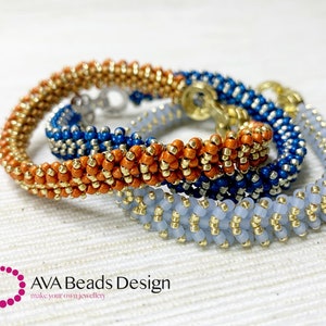 Könnte beinhalten: Drei Perlenarmbänder in Blau, Orange und Hellblau mit goldenen Akzenten. Die Armbänder sind übereinander gestapelt. Der Text "AVA Beads Design make your own jewellery" ist unten im Bild sichtbar.