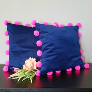 Capa de almofada azul-marinho com pompons rosa-choque, fronha com pompons, almofada de veludo azul-marinho, almofada decorativa azul, decoração de quarto infantil, pompom rosa