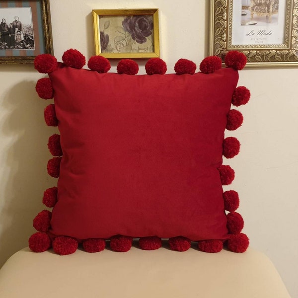 Housse d’oreiller rouge avec pompons, taie d’oreiller Red Pom Pom, oreiller en velours rouge, oreiller rouge, taie d’oreiller décorative, taie d’oreiller de Noël
