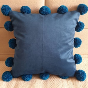 Cuscino blu navy con Pom Poms, Federa Pom Pom blu, Cuscino di velluto blu, Cuscino blu tiro, Cuscino divano blu, Cuscino Pom Poms