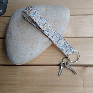 Sleutelhanger, sleutelkoord, sleutelhanger van gouden stof, damescadeau, schoolleraar, ATSEM, oppascadeau, kerstcadeau voor dames, tascharme