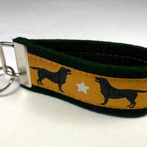 Felt keychain dark green LABRADOR RETRIEVER with DUMMY orange