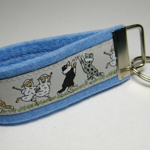 Portachiavi in feltro azzurro - CANI PASTORE CON PECORA