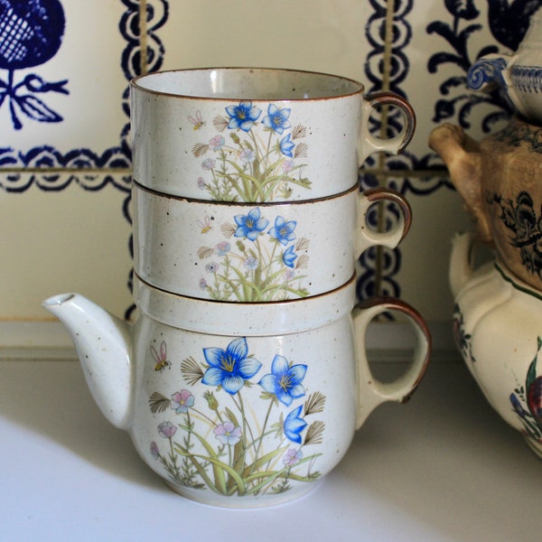 Tea set: 2 cups and a teapot