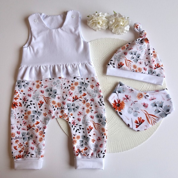 Strampler mit Rüsche Mütze und Halstuch Gr. 62 versandfertig Babystrampler Mädchenstrampler Erstausstattung Mädchen Babyset Blumen weiß