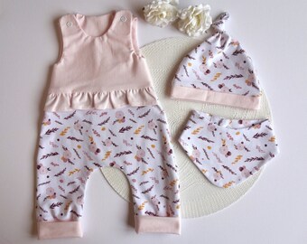 Set Strampler mit Rüsche Mütze und Halstuch Gr. 56 versandfertig Babystrampler Mädchenstrampler Erstausstattung Mädchen Babyset Blumen rosa