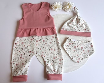 Set Strampler mit Rüsche Mütze und Halstuch Gr. 62 versandfertig Babystrampler Mädchenstrampler Erstausstattung Mädchen Babyset Blumen rosa