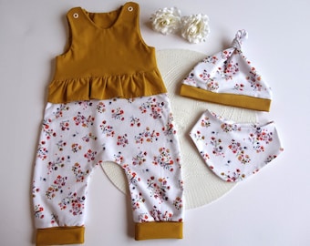 Set Strampler mit Rüsche Mütze und Halstuch Gr. 68 versandfertig Babystrampler Mädchenstrampler Erstausstattung Mädchen Babyset Blumen weiß