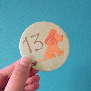 Insigne de lion, insigne d’âge d’anniversaire, cadeau de lion, carte de lion, lion mignon, insignes d’anniversaire, lionne, lionceaux, famille de lion