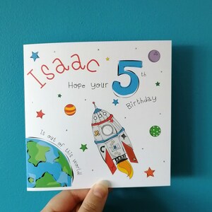 Carte d’anniversaire de l’âge de l’espace, de cette carte d’anniversaire du monde, carte d’anniversaire personnalisée, carte d’âge, carte pour lui, fusée, étoiles, lune, terre