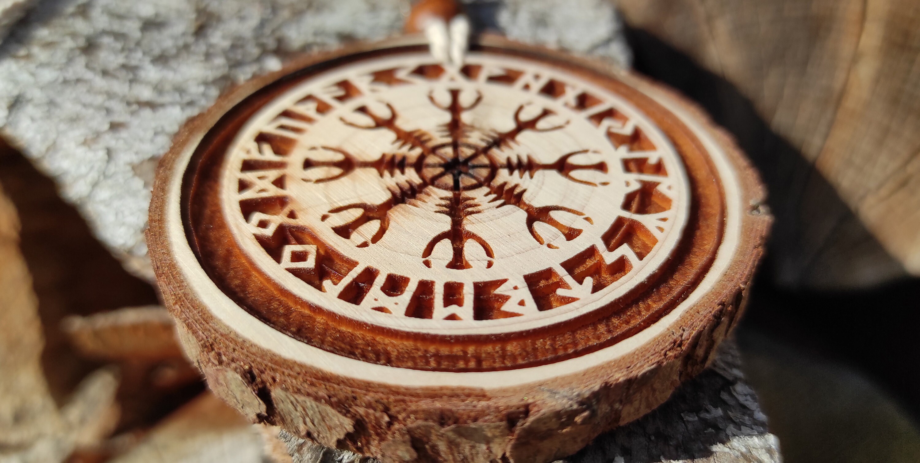 aspekt Ungkarl Skjult Amulett aus Holz mit Kordel aus Makramee Garn Aegishjalmur Runen