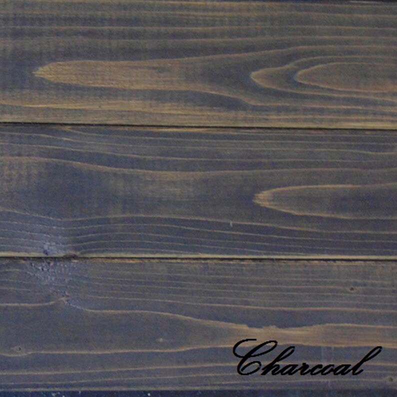 Op de afbeelding: Close-up van een donker houtsoppervlak in een antracietkleur. Het hout heeft een natuurlijke, rustieke uitstraling en textuur.