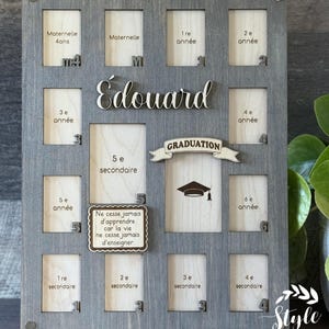Peut inclure: Un cadre photo de graduation en bois gris avec des espaces pour plusieurs photos. Le cadre porte le nom "Édouard" en lettres de bois et le mot "GRADUATION" sur une bannière. Il comprend le texte "Ne cesse jamais d'apprendre car la vie ne cesse jamais d'enseigner."