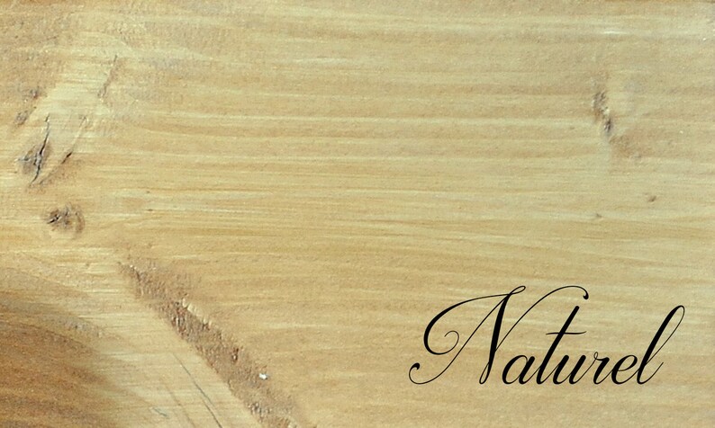 Op de afbeelding: Een close-up van een lichtbruin houten oppervlak met het woord "Naturel" geschreven in zwarte cursieve letters.