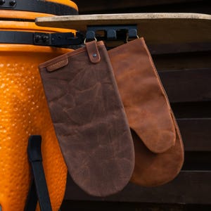 Leather and Canvas Oven Mitt: Heat Resistant Grilling Glove