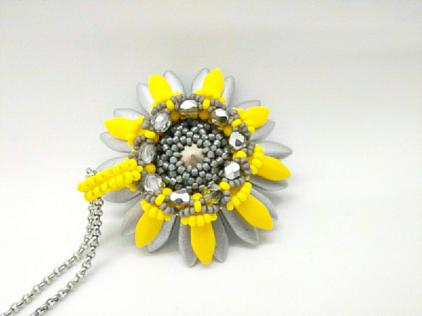 Gelber und grauer Swarovski Blumen Anhänger und Halskette | Etsy