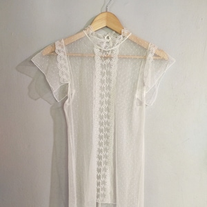 Blusa branca transparente sem mangas com bolinhas e malha transparente dos anos 90