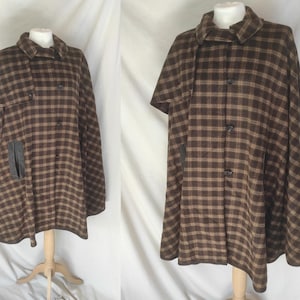 Pode incluir: Uma capa de xadrez marrom e bege com gola e fecho de botão. A capa tem um bolso de cada lado e uma pequena aba nas costas.