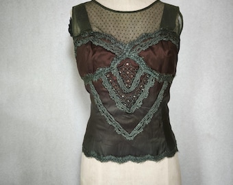 Steampunk-top | Doorschijnende olijfgroene mouwloze blouse met stippen en kristallen verfraaid 39