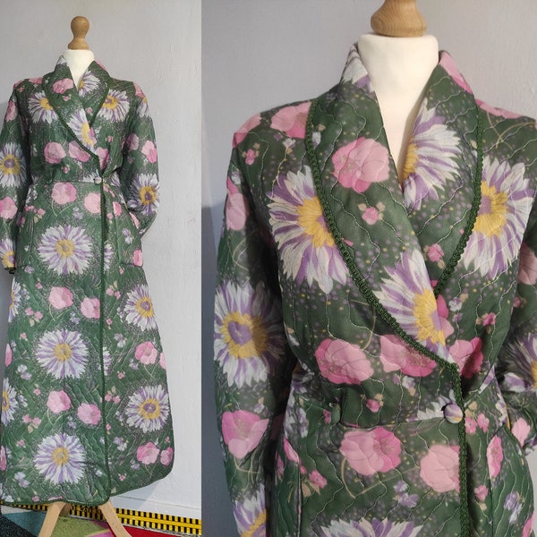Braderie! vintage années 70-80 pivoines imprimé matelassé double boutonnage robe de chambre avec coupe flatteuse et silhouette évasée
