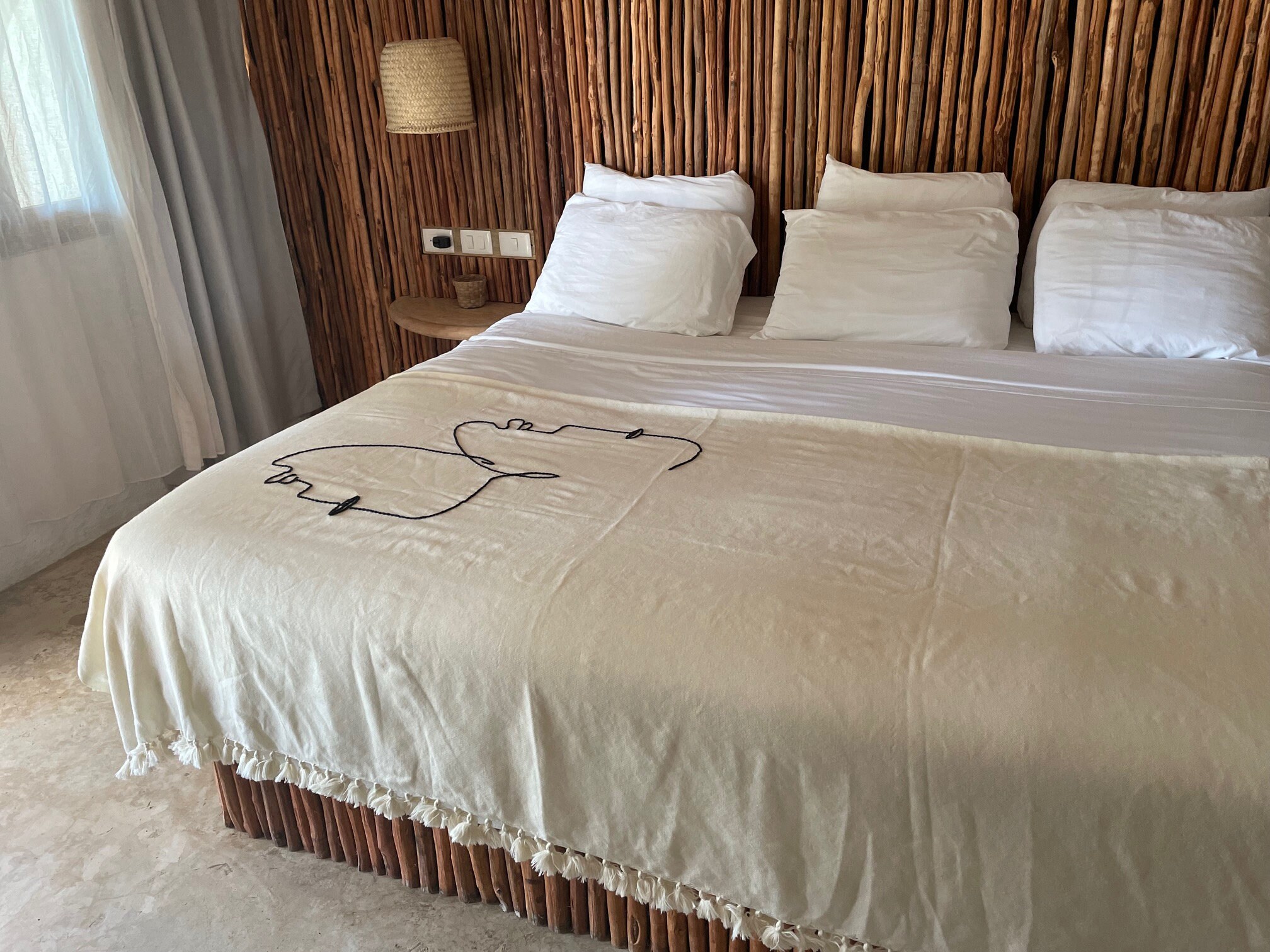 Jeté de Lit en Lin Brodé à La Main - Blanc Écru et Noir