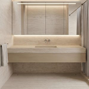 Puede incluir: Un mueble de ba&ntilde;o con encimera de piedra beige claro y lavabo integrado, montado sobre un armario horizontal de madera clara. Un gran armario con espejo de tres paneles e iluminaci&oacute;n LED integrada se sit&uacute;a sobre el lavabo.