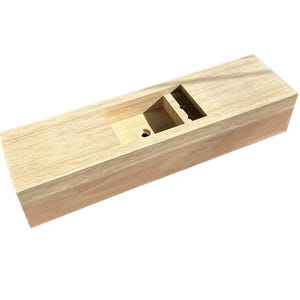 Puede incluir: Un cuerpo de cepillo japon&eacute;s rectangular de madera con un acabado de veta natural en tono beige claro. La herramienta incluye una ranura central empotrada con una pared interior inclinada y un peque&ntilde;o orificio circular para una cuchilla.
