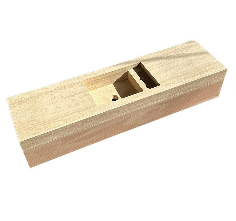 Puede incluir: Un cuerpo de cepillo japon&eacute;s rectangular de madera con un acabado de veta natural en tono beige claro. La herramienta incluye una ranura central empotrada con una pared interior inclinada y un peque&ntilde;o orificio circular para una cuchilla.