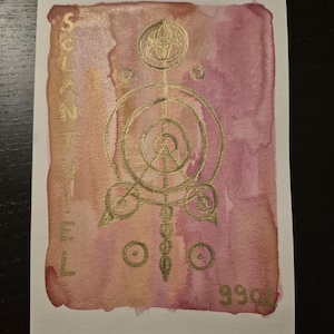 Könnte beinhalten: Ein Aquarellbild mit rosa und orangefarbenem Hintergrund. In der Mitte des Bildes befindet sich ein goldenes geometrisches Design. Das Design besteht aus Kreisen und Linien. Das Wort "SCANTILL" ist vertikal auf der linken Seite des Bildes geschrieben. Die Zahl "9902" ist in der rechten unteren Ecke des Bildes geschrieben.