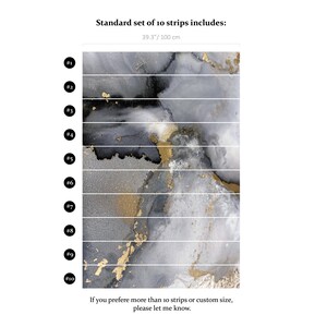 Puede incluir: Un conjunto de 10 tiras de papel tapiz con un dise&ntilde;o abstracto en tonos negros, grises y dorados. Las tiras miden 39,3 pulgadas de largo y 100 cm de ancho. La imagen muestra las tiras numeradas del 1 al 10.