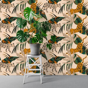Peut inclure: Un motif de papier peint sans couture avec un motif r&eacute;p&eacute;titif de l&eacute;opards stylis&eacute;s et de feuilles tropicales dans des tons de vert, jaune et marron sur un fond cr&egrave;me.