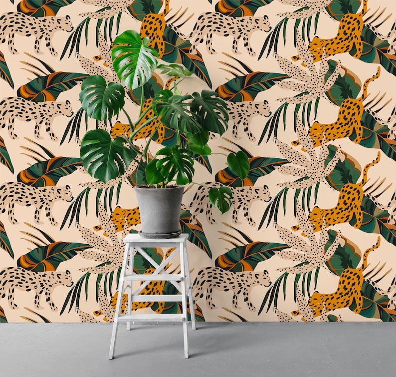Peut inclure: Un motif de papier peint sans couture avec un motif r&eacute;p&eacute;titif de l&eacute;opards stylis&eacute;s et de feuilles tropicales dans des tons de vert, jaune et marron sur un fond cr&egrave;me.