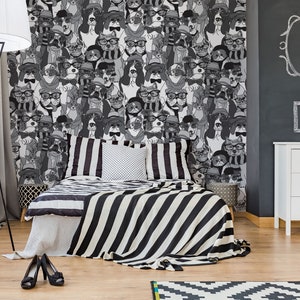 Puede incluir: Papel tapiz estampado en blanco y negro con un dise&ntilde;o repetitivo de perros con sombreros y gafas. El papel tapiz est&aacute; en un dormitorio con una colcha a rayas blancas y negras y una c&oacute;moda blanca.