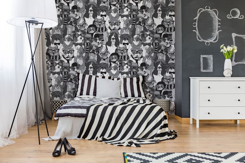 Puede incluir: Papel tapiz estampado en blanco y negro con un dise&ntilde;o repetitivo de perros con sombreros y gafas. El papel tapiz est&aacute; en un dormitorio con una colcha a rayas blancas y negras y una c&oacute;moda blanca.