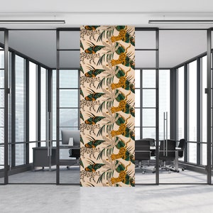 Peut inclure: Un motif sans couture repr&eacute;sentant un motif r&eacute;p&eacute;titif de l&eacute;opards et de feuilles tropicales dans des tons de vert, jaune et marron sur un fond cr&egrave;me.