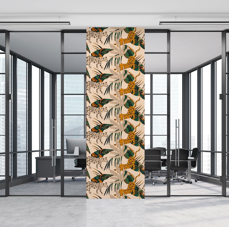 Peut inclure: Un motif sans couture repr&eacute;sentant un motif r&eacute;p&eacute;titif de l&eacute;opards et de feuilles tropicales dans des tons de vert, jaune et marron sur un fond cr&egrave;me.