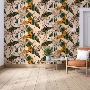 Peut inclure: Un papier peint beige avec un motif r&eacute;p&eacute;titif de feuilles vertes et de l&eacute;opards jaunes et blancs. Le papier peint est dans une pi&egrave;ce avec un sol en bois et un fauteuil marron.