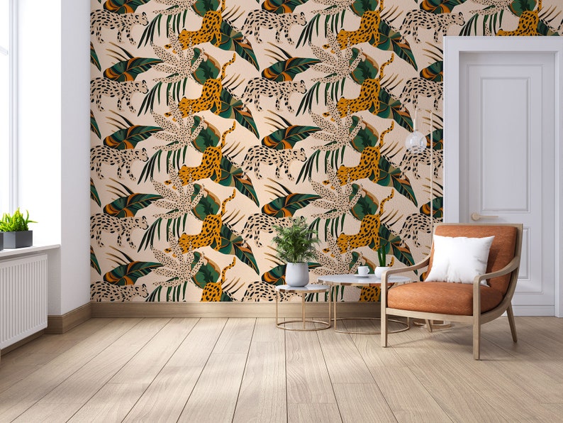 Peut inclure: Un papier peint beige avec un motif r&eacute;p&eacute;titif de feuilles vertes et de l&eacute;opards jaunes et blancs. Le papier peint est dans une pi&egrave;ce avec un sol en bois et un fauteuil marron.