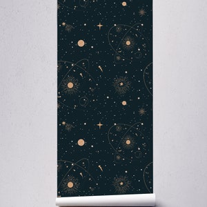 Op de afbeelding: Een donkerblauwe behang met een herhalend patroon van gouden sterren, planeten en zonnen. Het patroon doet denken aan een nachtelijke sterrenhemel.