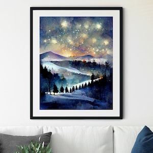 Pode incluir: Uma pintura a aquarela de uma paisagem montanhosa nevada com um c&eacute;u estrelado noturno. A pintura apresenta uma estrada sinuosa que leva atrav&eacute;s de uma floresta de &aacute;rvores, com uma cordilheira distante ao fundo. O c&eacute;u est&aacute; cheio de estrelas cintilantes, e a lua &eacute; vis&iacute;vel no canto superior direito da pintura.
