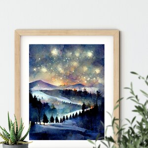 Pode incluir: Uma pintura em aquarela de uma paisagem montanhosa nevada com um c&eacute;u noturno estrelado. A pintura apresenta uma estrada sinuosa atrav&eacute;s de uma floresta de &aacute;rvores escuras, com uma cordilheira distante ao fundo. O c&eacute;u est&aacute; cheio de estrelas brilhantes, e as cores s&atilde;o uma mistura de azuis, roxos e brancos.