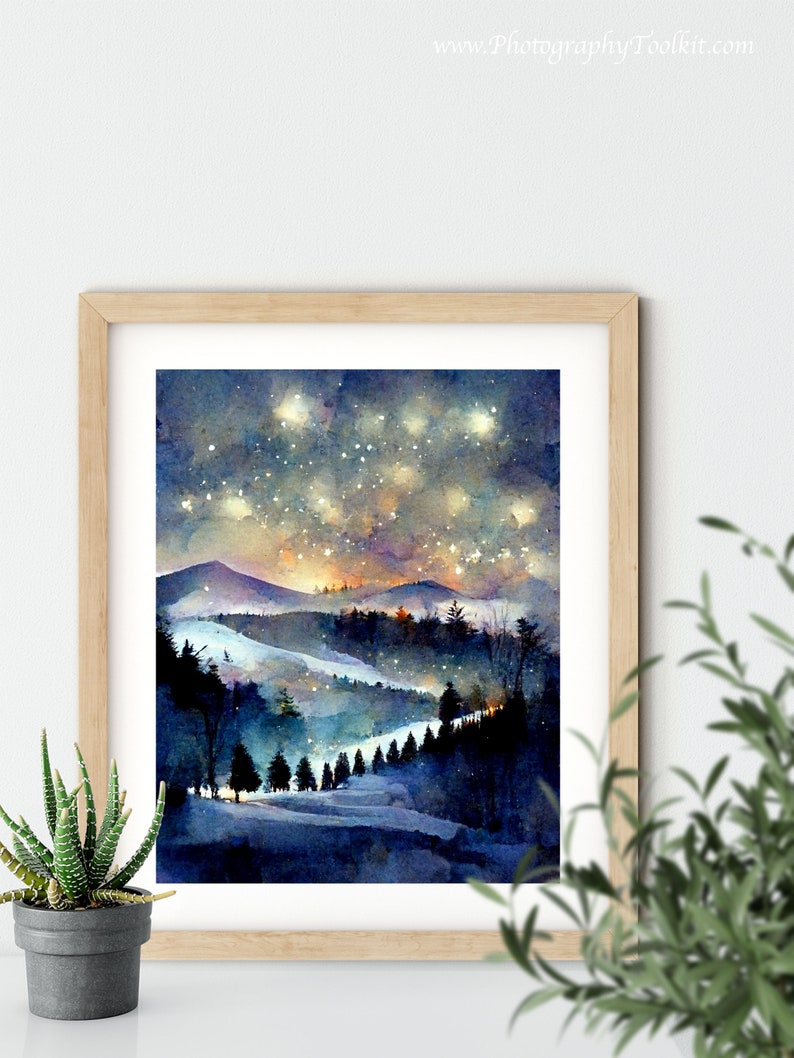 Pode incluir: Uma pintura em aquarela de uma paisagem montanhosa nevada com um c&eacute;u noturno estrelado. A pintura apresenta uma estrada sinuosa atrav&eacute;s de uma floresta de &aacute;rvores escuras, com uma cordilheira distante ao fundo. O c&eacute;u est&aacute; cheio de estrelas brilhantes, e as cores s&atilde;o uma mistura de azuis, roxos e brancos.