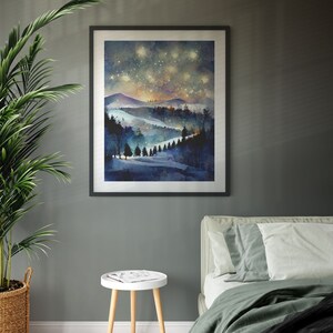 Pode incluir: Uma pintura de aquarela emoldurada de uma paisagem montanhosa com um c&eacute;u noturno estrelado. A pintura apresenta uma estrada sinuosa que leva atrav&eacute;s de uma floresta de &aacute;rvores, com uma cordilheira ao fundo. O c&eacute;u est&aacute; cheio de estrelas e a lua &eacute; vis&iacute;vel no canto superior direito da pintura.