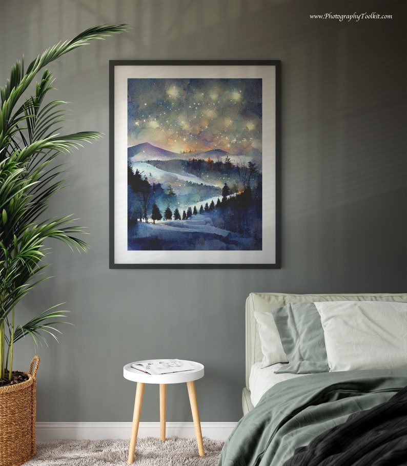 Pode incluir: Uma pintura de aquarela emoldurada de uma paisagem montanhosa com um c&eacute;u noturno estrelado. A pintura apresenta uma estrada sinuosa que leva atrav&eacute;s de uma floresta de &aacute;rvores, com uma cordilheira ao fundo. O c&eacute;u est&aacute; cheio de estrelas e a lua &eacute; vis&iacute;vel no canto superior direito da pintura.