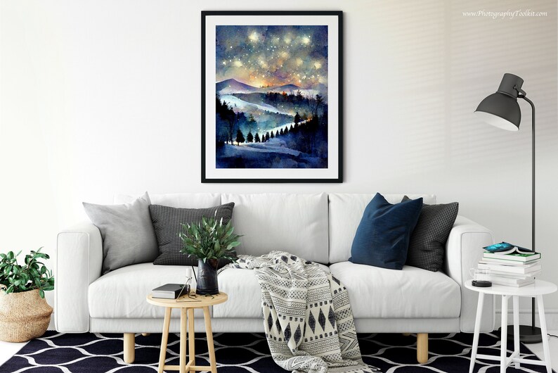 Pode incluir: Uma pintura a aquarela de uma paisagem montanhosa nevada com um c&eacute;u estrelado noturno. A pintura apresenta uma estrada sinuosa que leva atrav&eacute;s de uma floresta de &aacute;rvores, com uma cordilheira distante ao fundo. O c&eacute;u est&aacute; cheio de estrelas cintilantes, e a lua &eacute; vis&iacute;vel no canto superior direito da pintura.