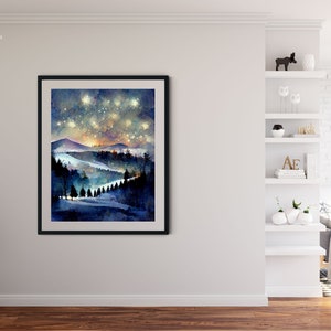 Pode incluir: Uma pintura em aquarela de uma cordilheira com um c&eacute;u noturno estrelado. A pintura apresenta uma estrada sinuosa atrav&eacute;s de uma floresta com uma luz brilhante no final da estrada.