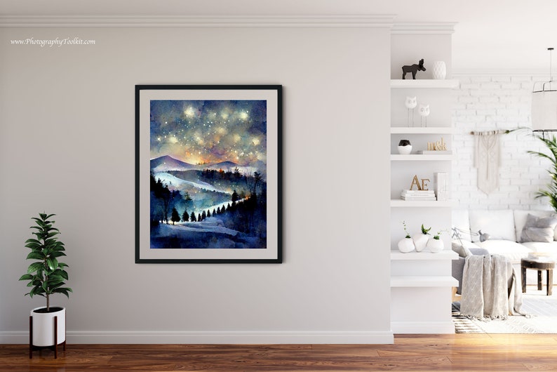 Pode incluir: Uma pintura em aquarela de uma cordilheira com um c&eacute;u noturno estrelado. A pintura apresenta uma estrada sinuosa atrav&eacute;s de uma floresta com uma luz brilhante no final da estrada.
