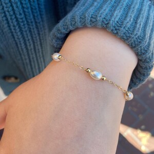 Freshwater Pearl and gold fill chain bracelet, Layering bracelet, Birthday pearl gold gift, Gift Pearl gold fill bracelet