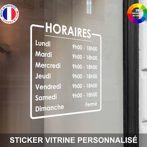 Peut inclure: Autocollant blanc avec le mot "HORAIRES" dans un rectangle noir. L'autocollant liste les heures d'ouverture pour chaque jour de la semaine en français. L'autocollant comprend également le texte "STICKER VITRINE PERSONNALISÉ".