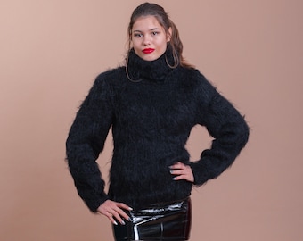 Suéter de invierno mohair tejido a mano en negro con cuello alto